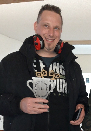 Patrick-mit-Pokal-333